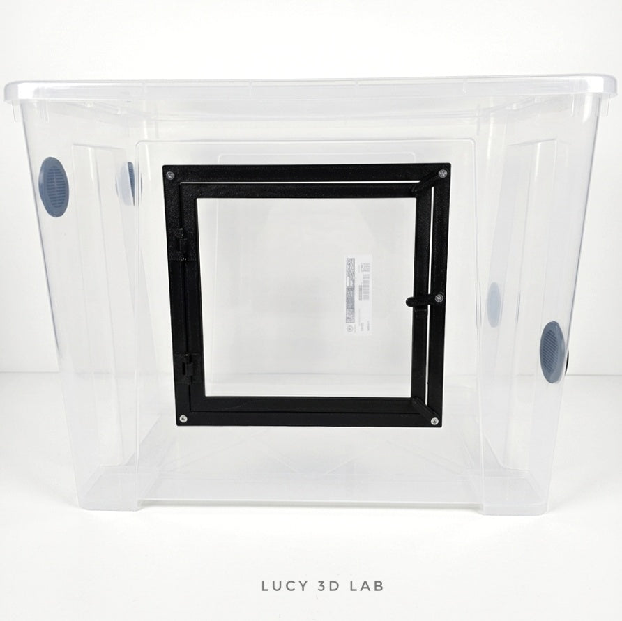 Box Modificato 56 × 39 × 42h cm con Porta Frontale con Vetro (base Samla 65 L) – Lucy 3D Lab